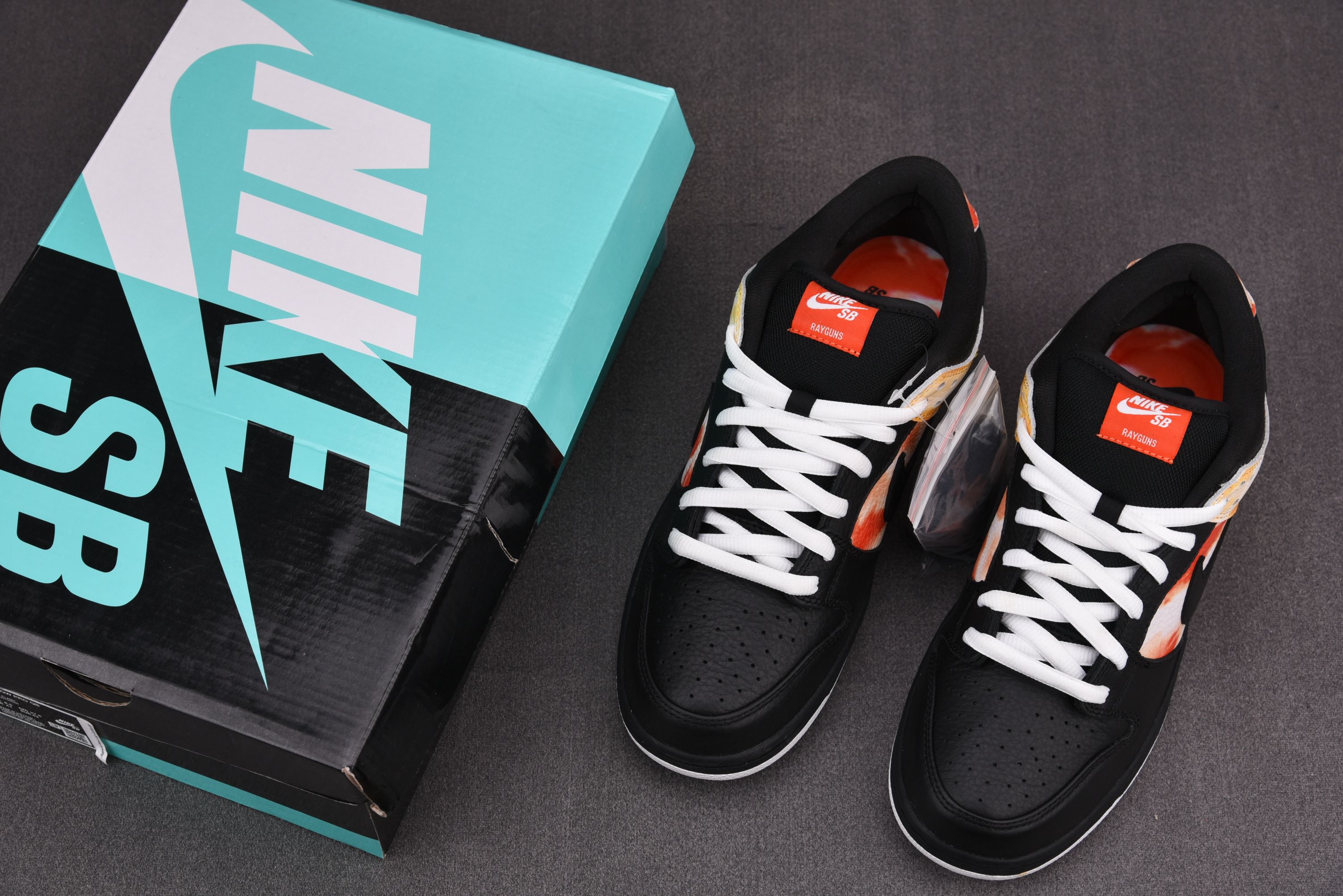 M Batch -SB Dunk Low Raygun   BQ6832-001