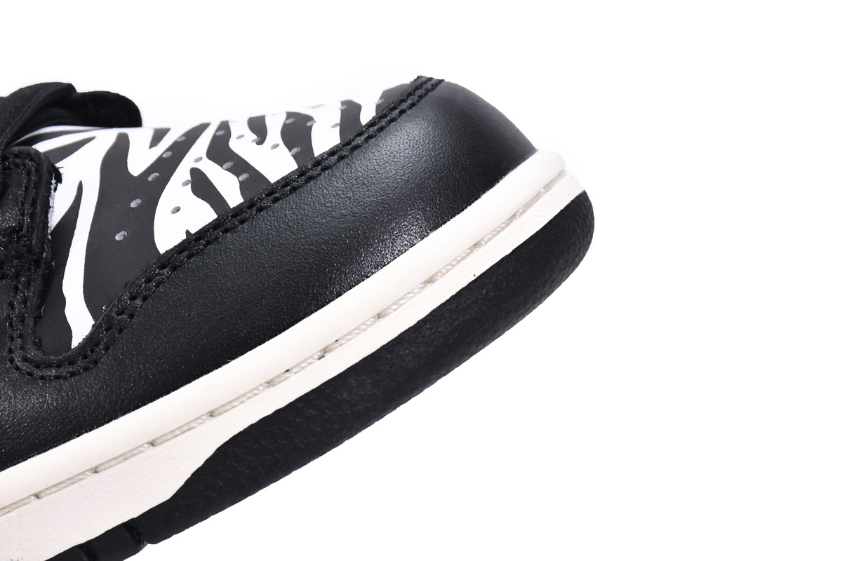 Quartersnacks x Nike SB Dunk Low Zebra    DM3510-001