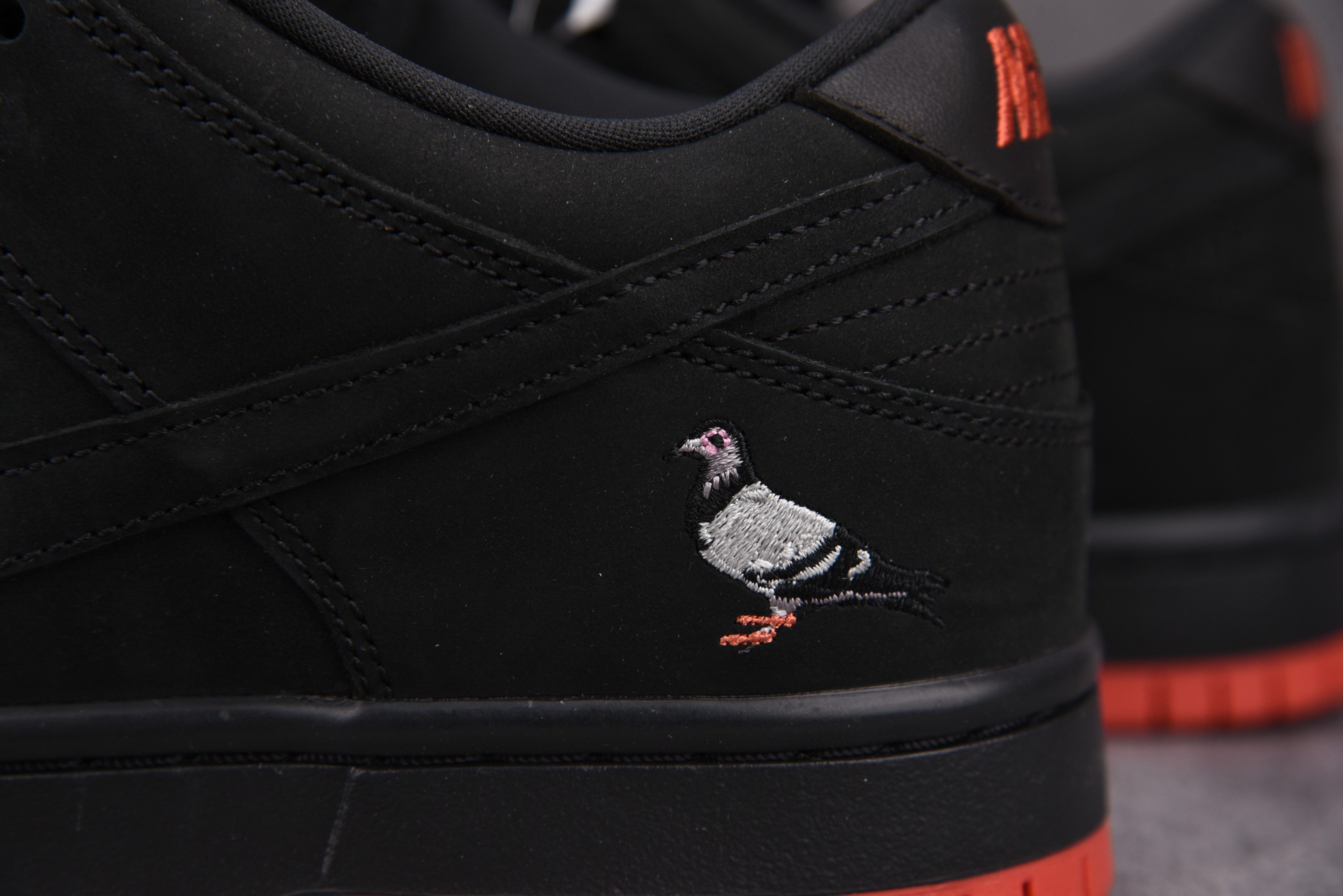 M Batch  SB Dunk Low Black Pigeon  883232-008
