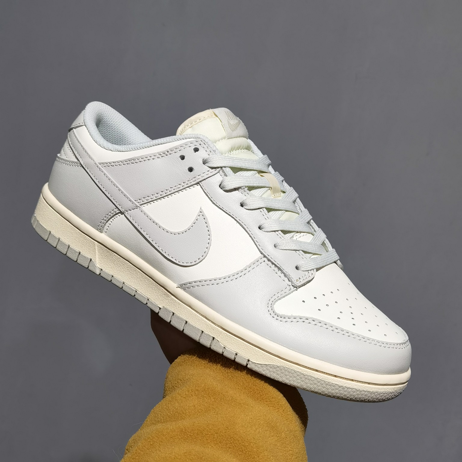 M Batch   Dunk Low Light Bone DD150-107