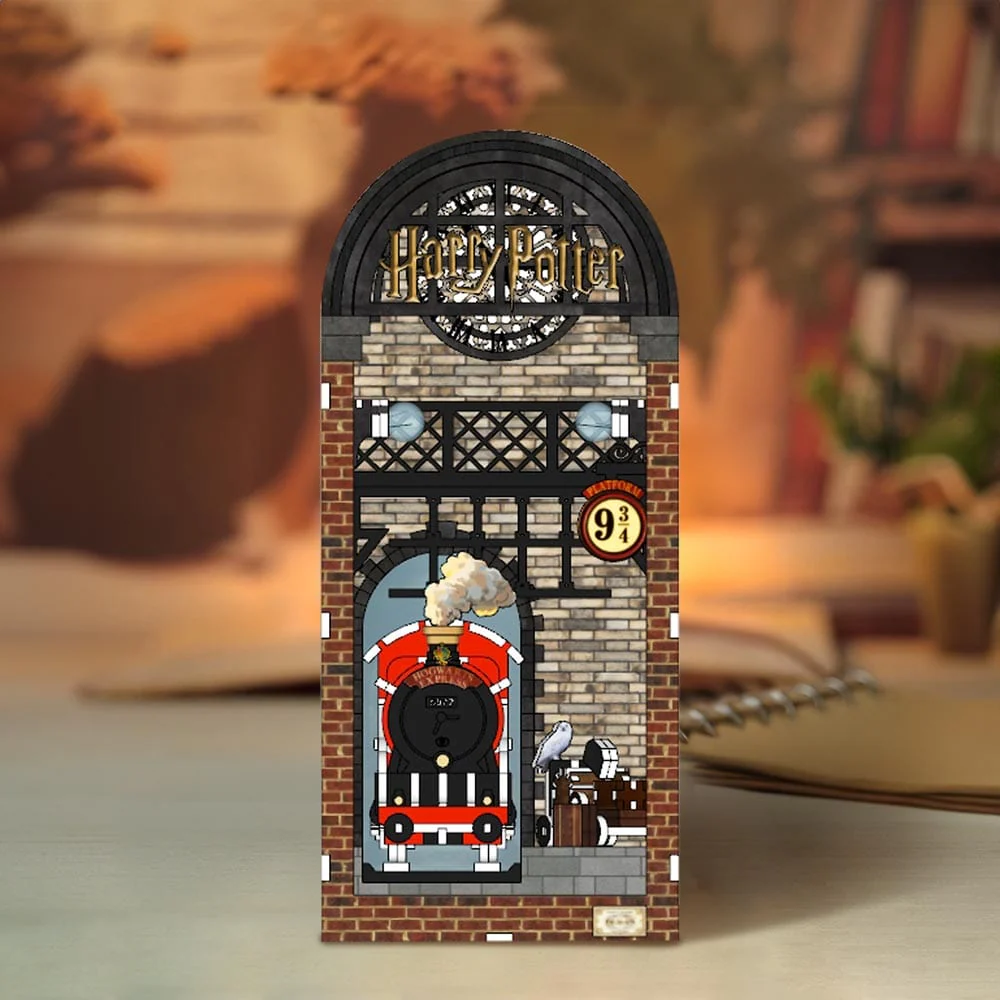 Harry Potter: Platform 9¾: Hogwarts Express Station - DIY Book Nook Kit