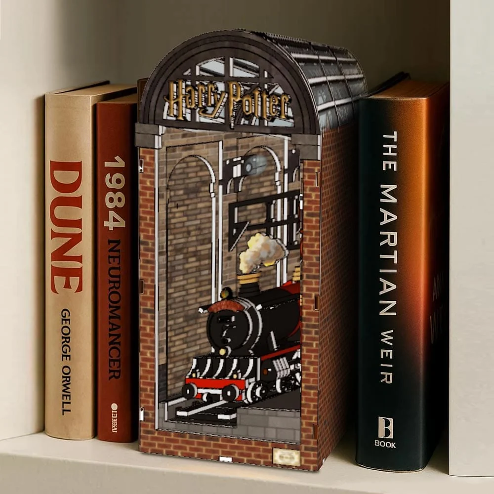 Harry Potter: Platform 9¾: Hogwarts Express Station - DIY Book Nook Kit
