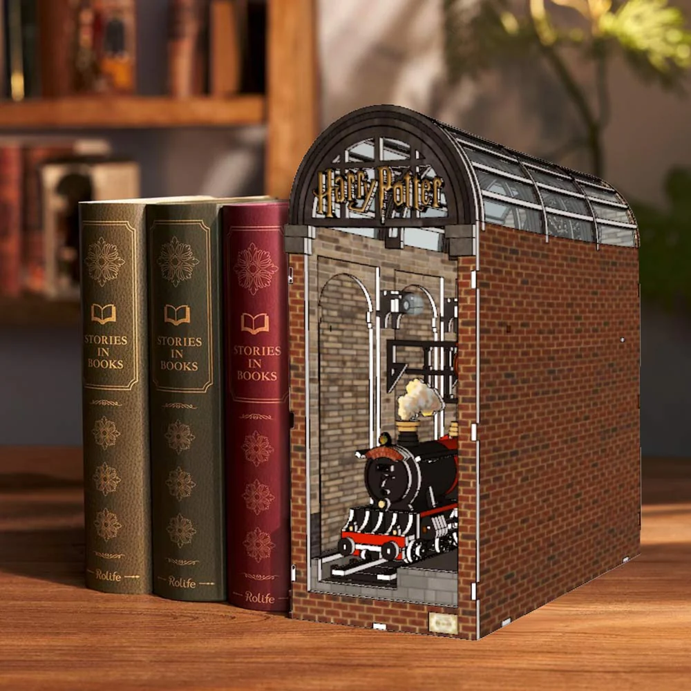 Harry Potter: Platform 9¾: Hogwarts Express Station - DIY Book Nook Kit