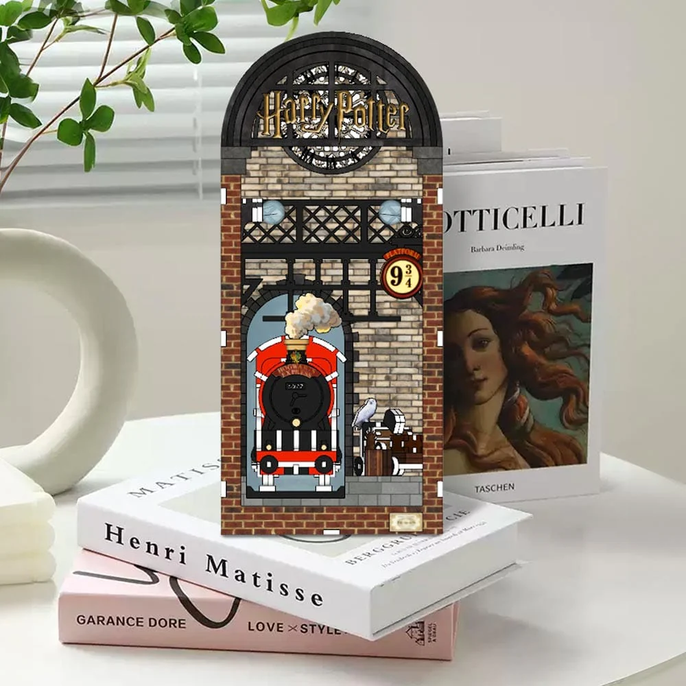 Harry Potter: Platform 9¾: Hogwarts Express Station - DIY Book Nook Kit