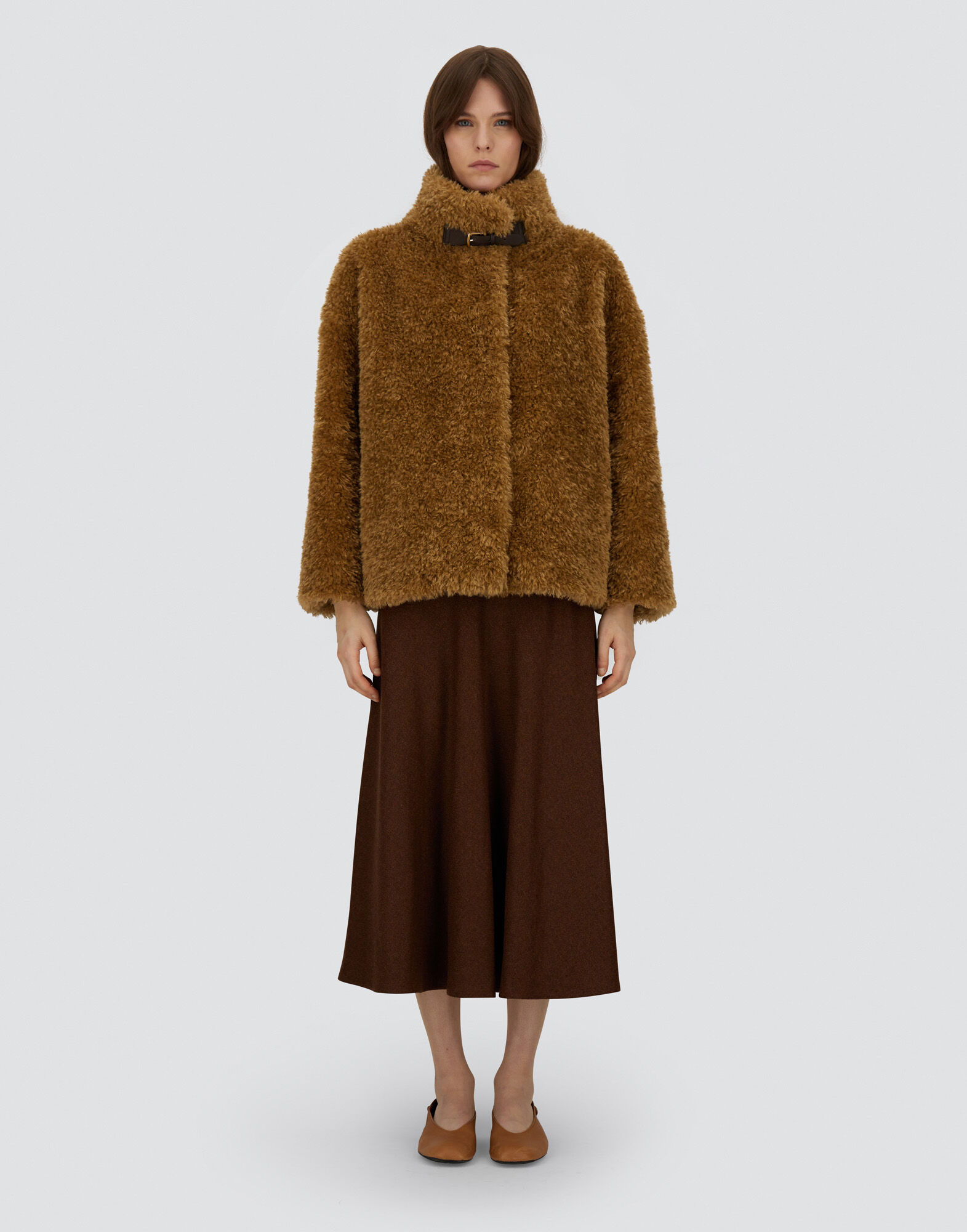 CAPE IN CURLY ALTERNATIVE FUR