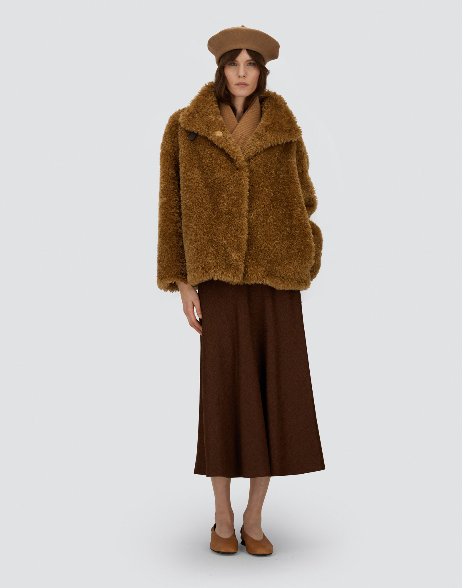 CAPE IN CURLY ALTERNATIVE FUR
