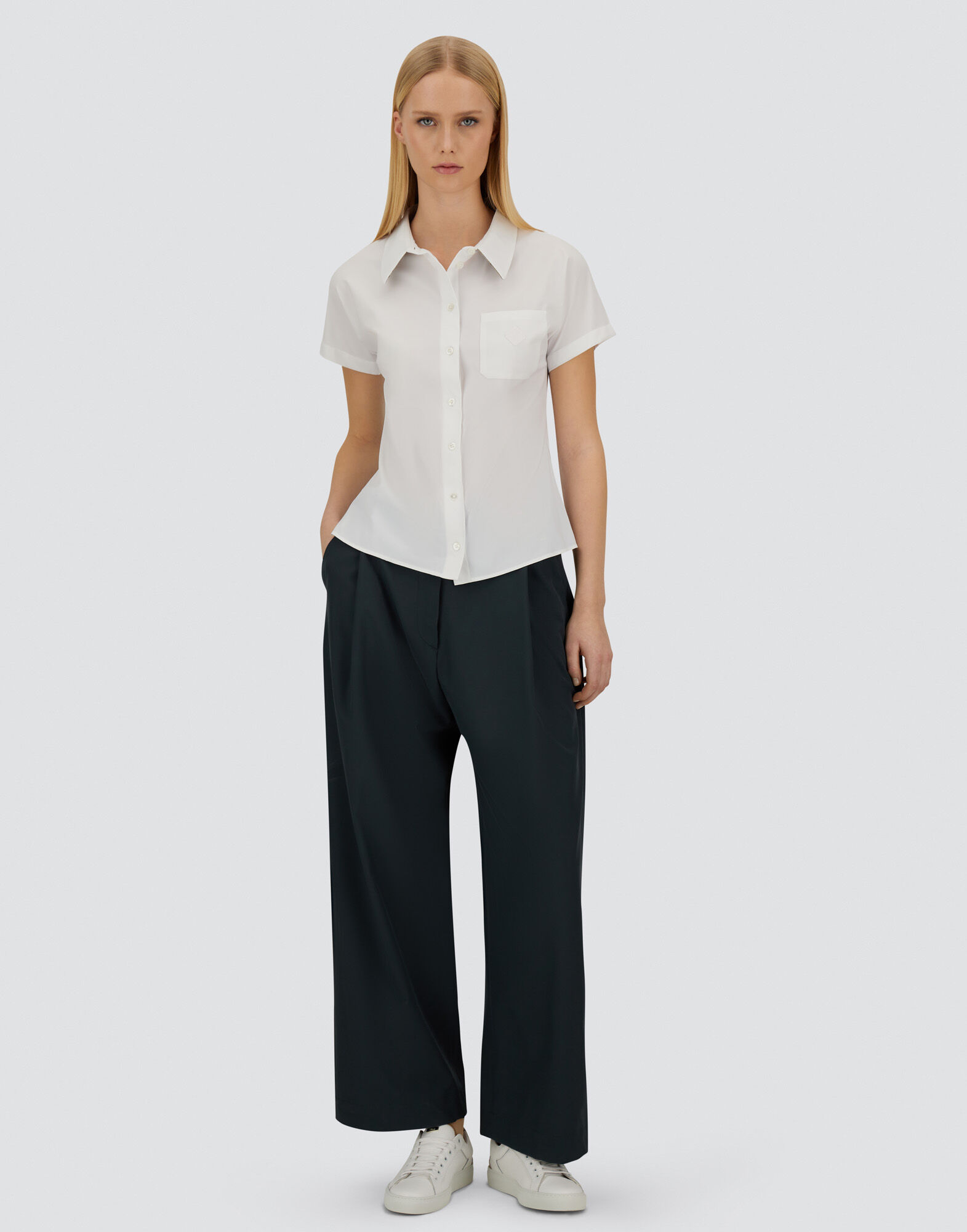 SHORT-SLEEVED WOMEN'S SHIRT MADE OF SPRING ULTRALIGHT SCUBA