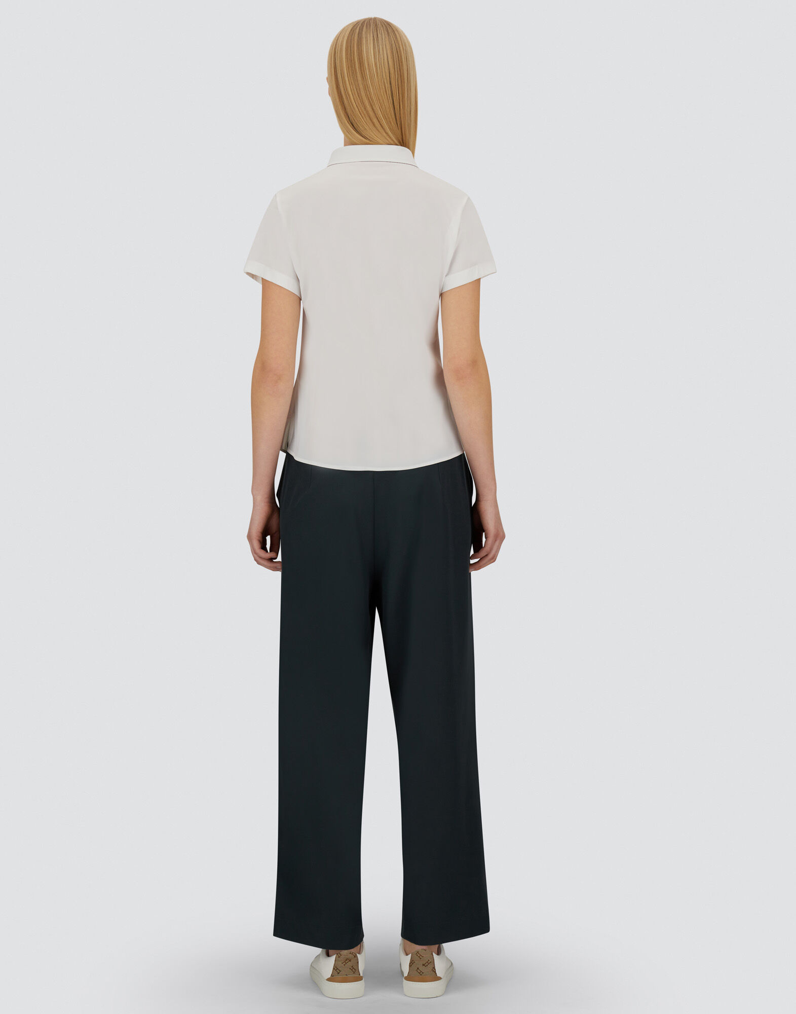 SHORT-SLEEVED WOMEN'S SHIRT MADE OF SPRING ULTRALIGHT SCUBA