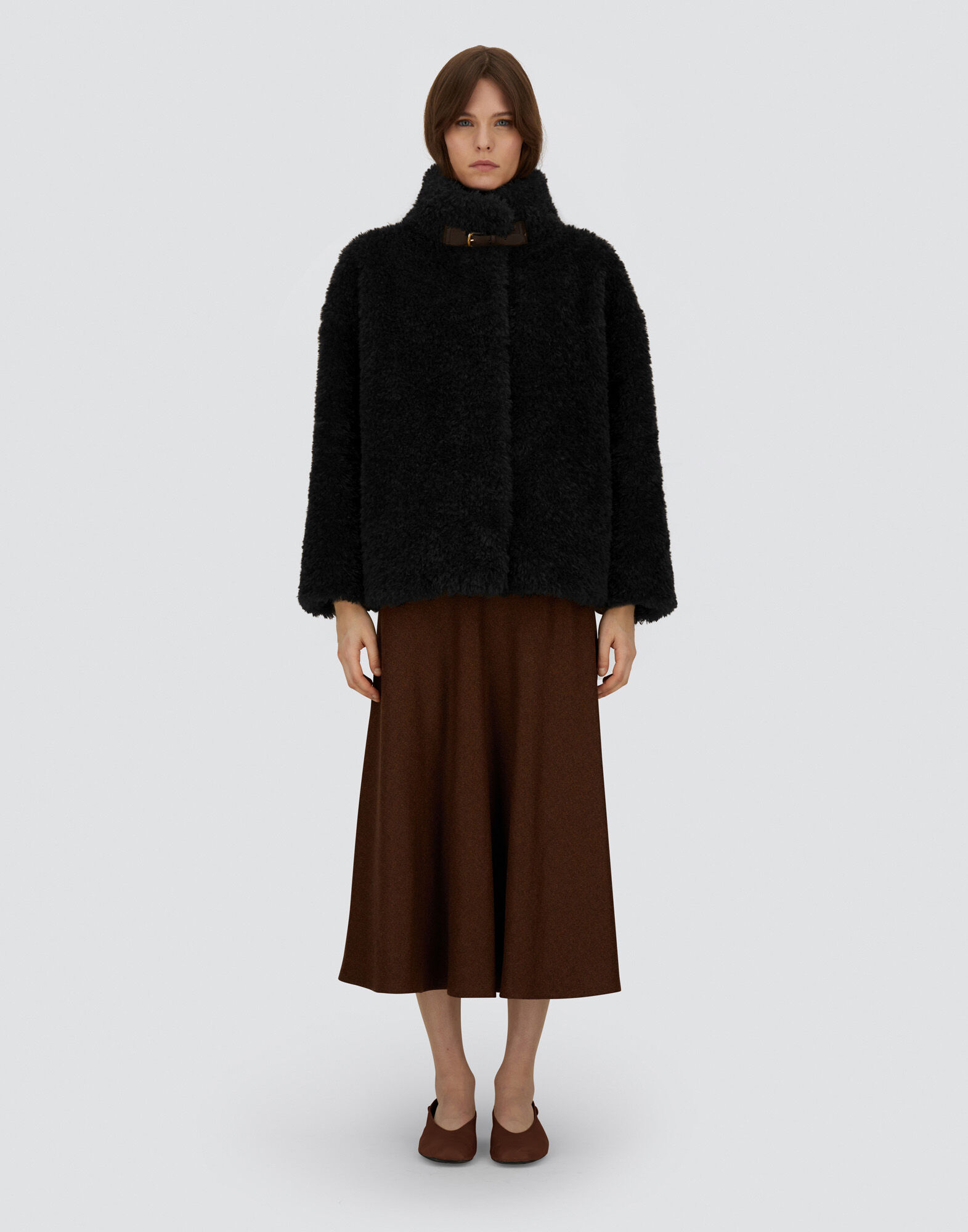 CAPE IN CURLY ALTERNATIVE FUR