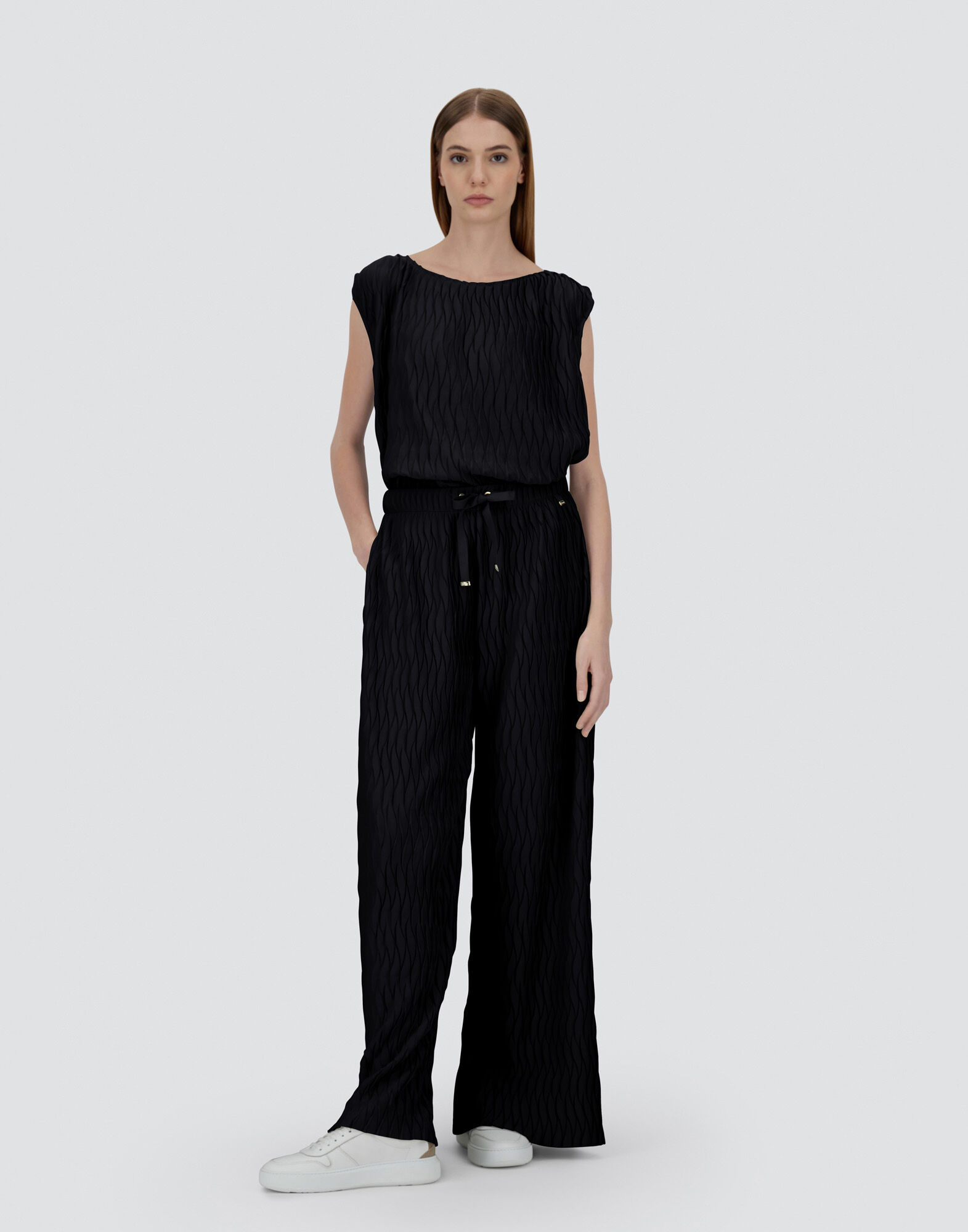 TROUSERS IN WRINKLED EFFECT
