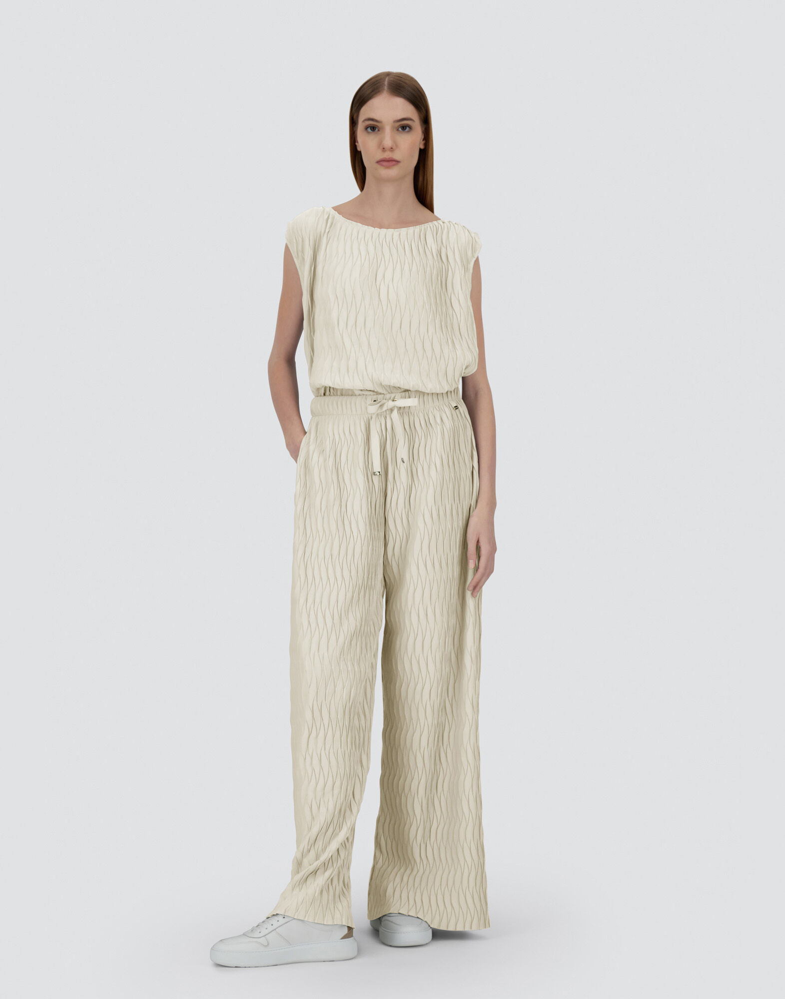 TROUSERS IN WRINKLED EFFECT