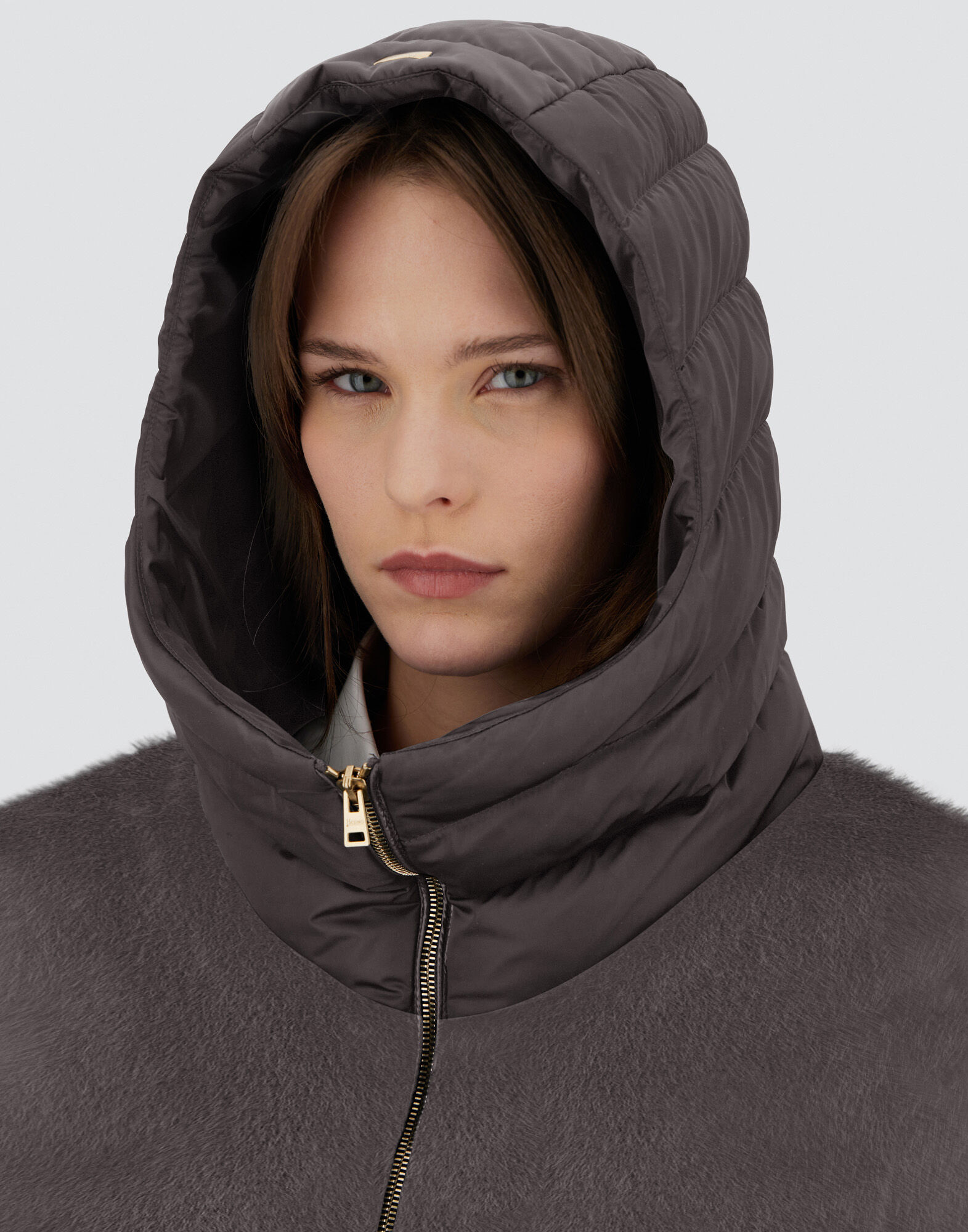 CAPE IN SATIN AND LADY ALTERNATIVE FUR