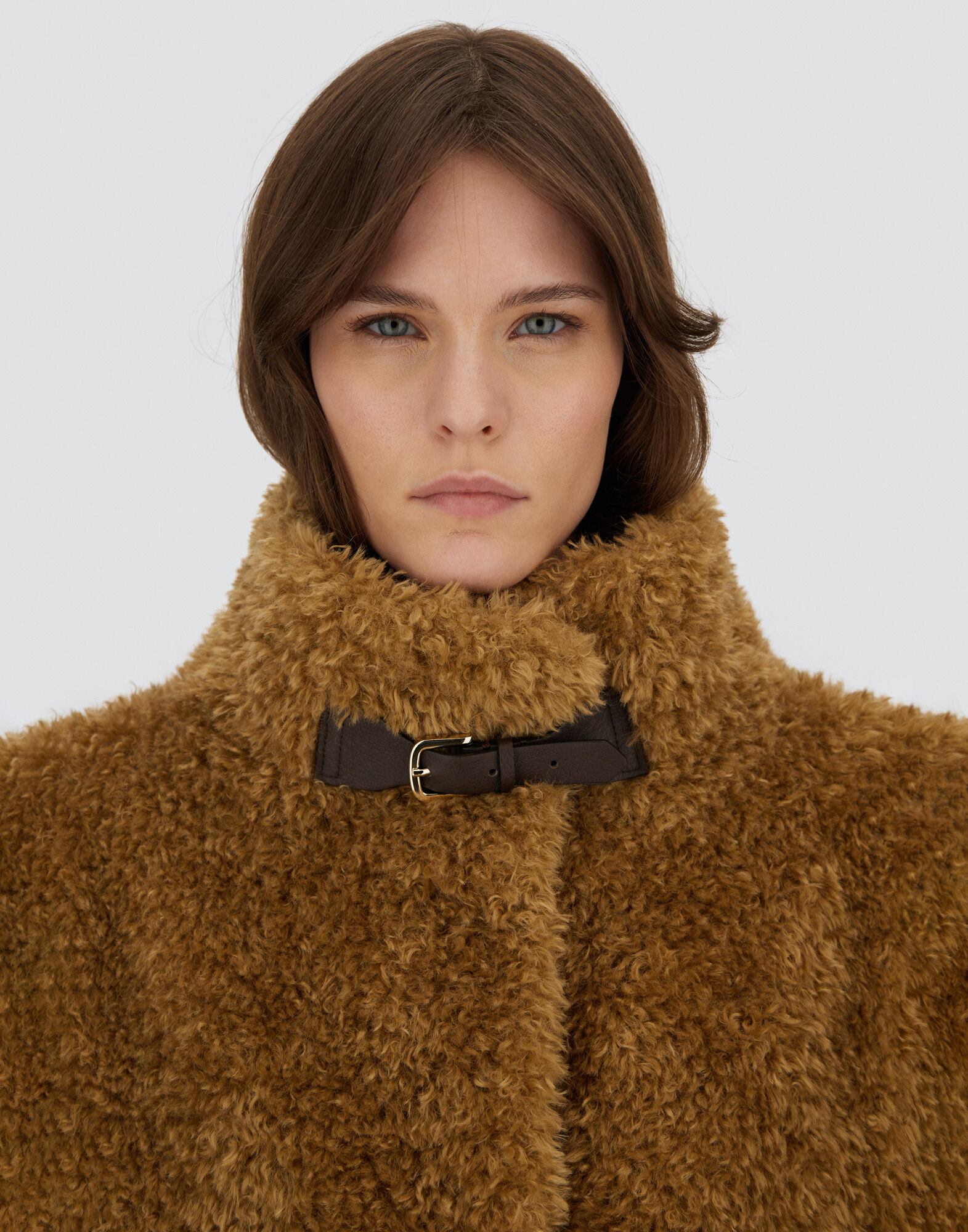 CAPE IN CURLY ALTERNATIVE FUR