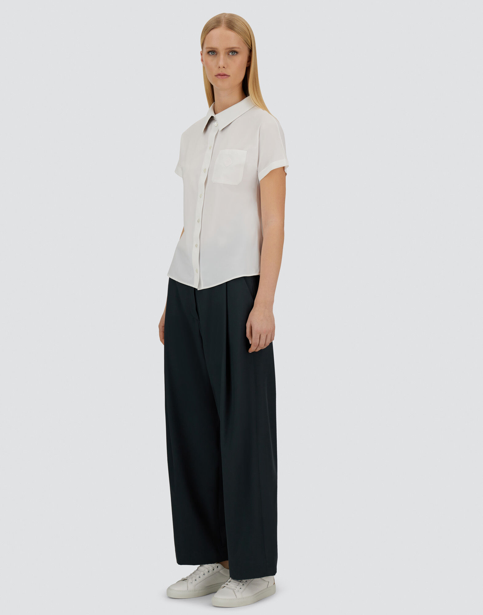 SHORT-SLEEVED WOMEN'S SHIRT MADE OF SPRING ULTRALIGHT SCUBA