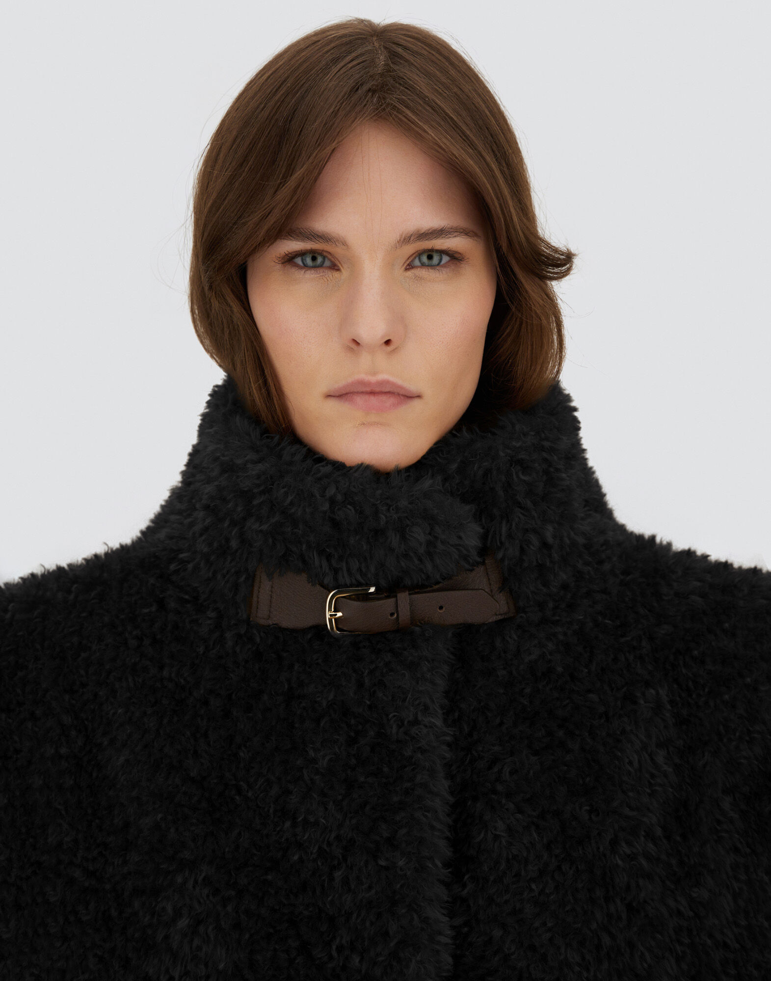 CAPE IN CURLY ALTERNATIVE FUR