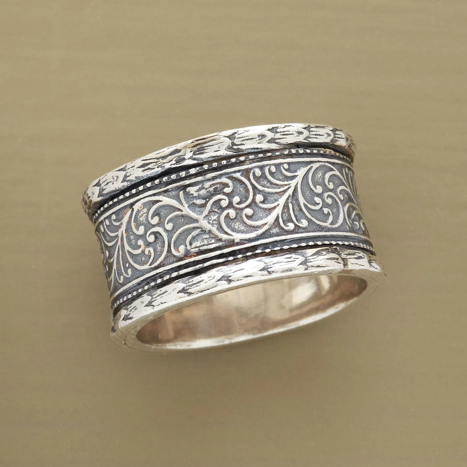Round The Vine Ring