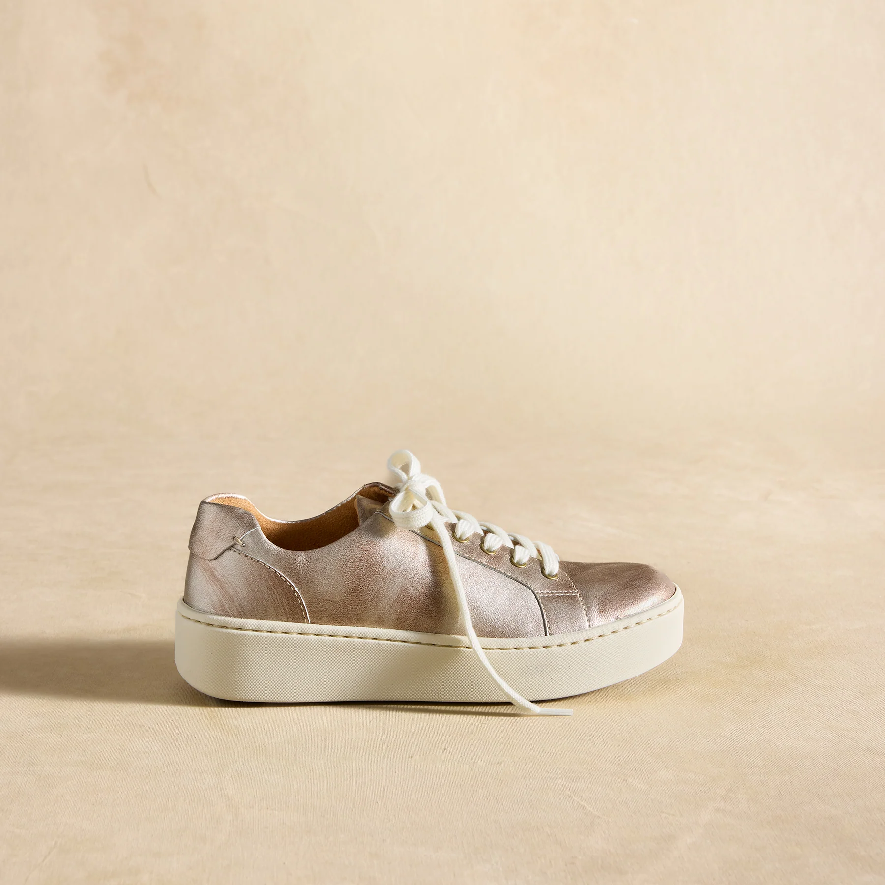 Mira Sneakers