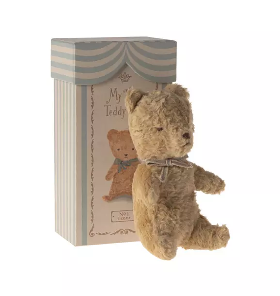 My first teddy - Sand