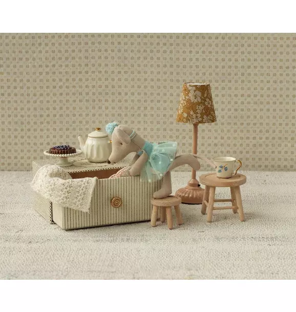 Dance mouse in daybed, Little sister