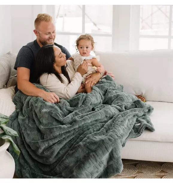 Patterned Faux Fur Throw Blanket in Fir