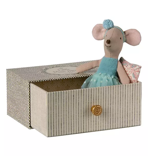 Dance mouse in daybed, Little sister