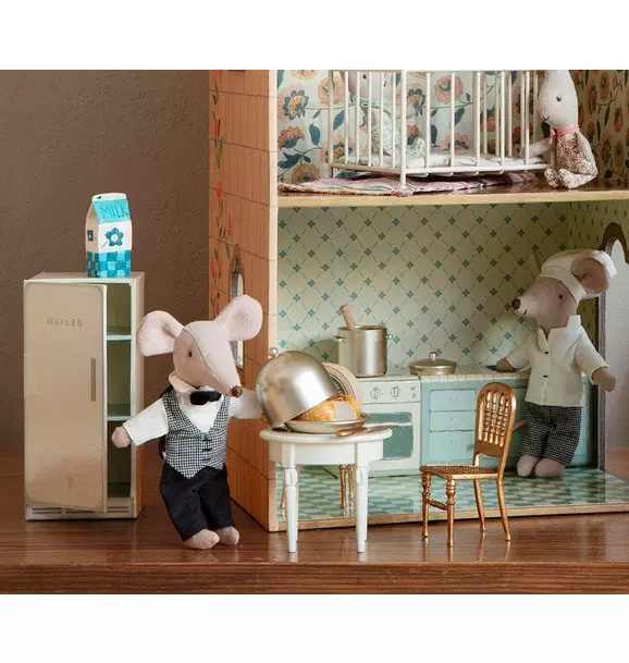 Waiter Mouse, Big Sister/Brother