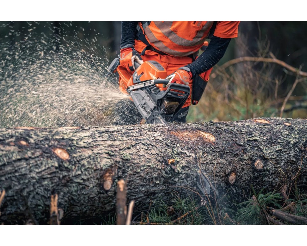 Used Husqvarna 572 XP®, the ultimate wood-cutting machine, with special winter offers