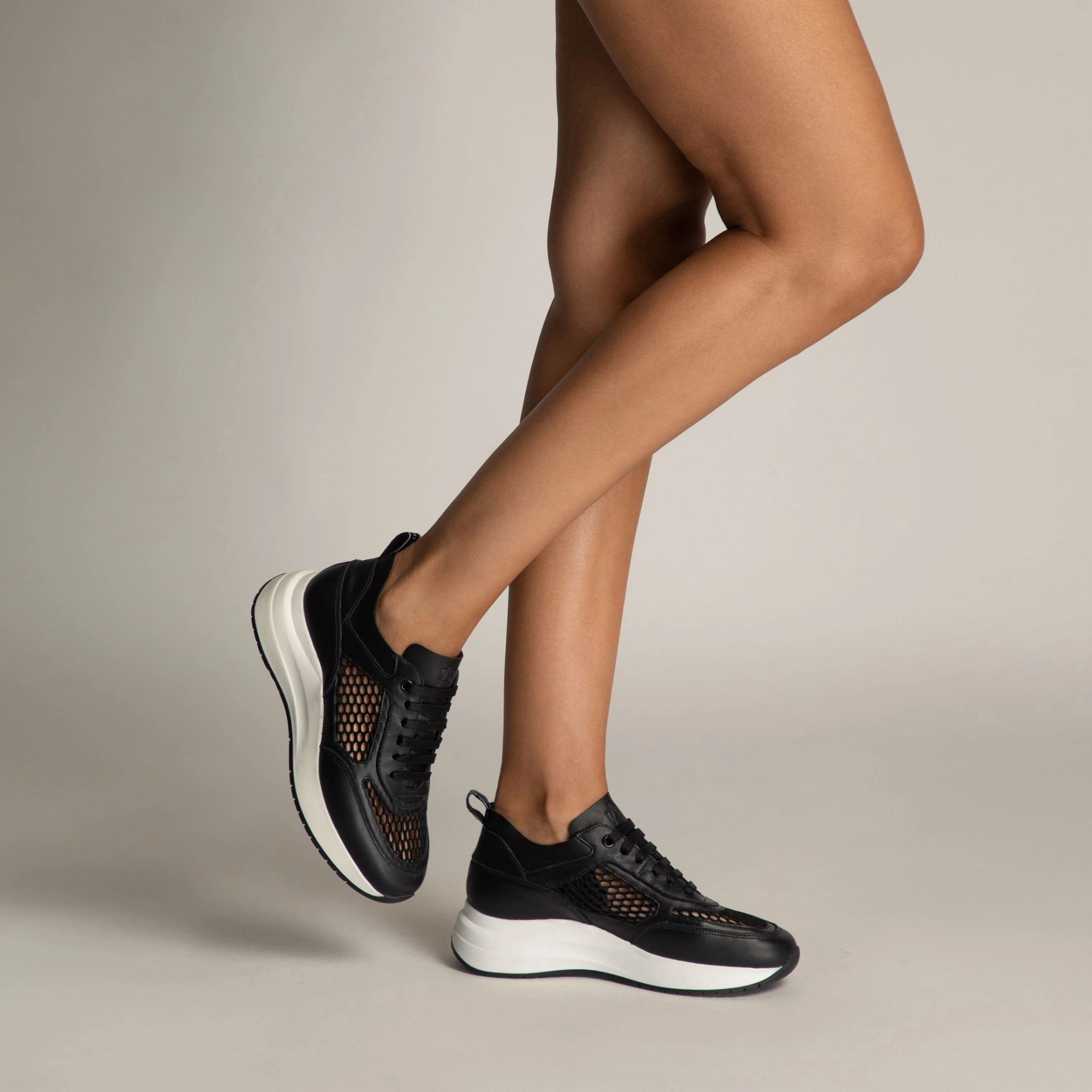 8132 Vitello+Black Mesh