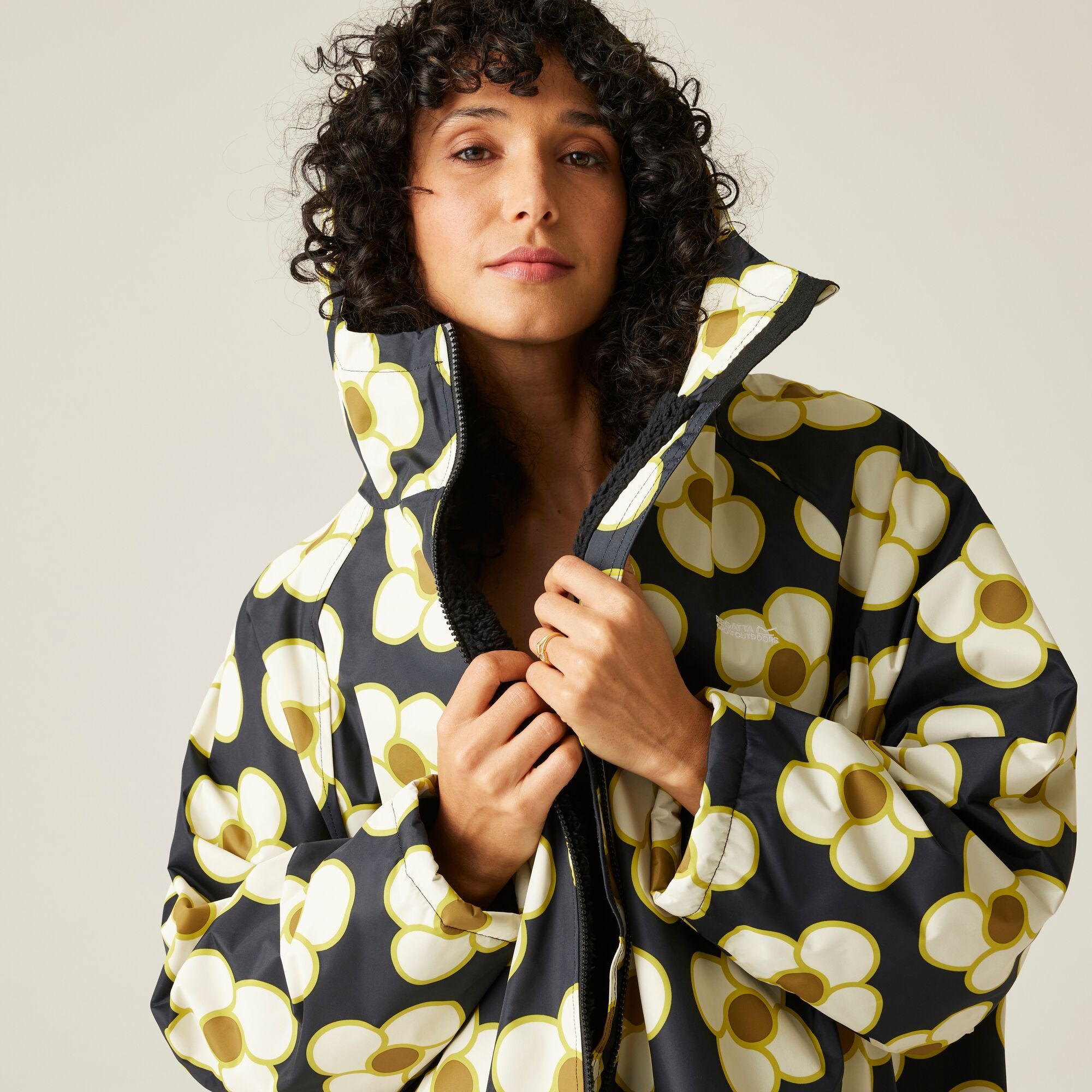 Orla Kiely Waterproof Changing Robe | Spinning Flower Black