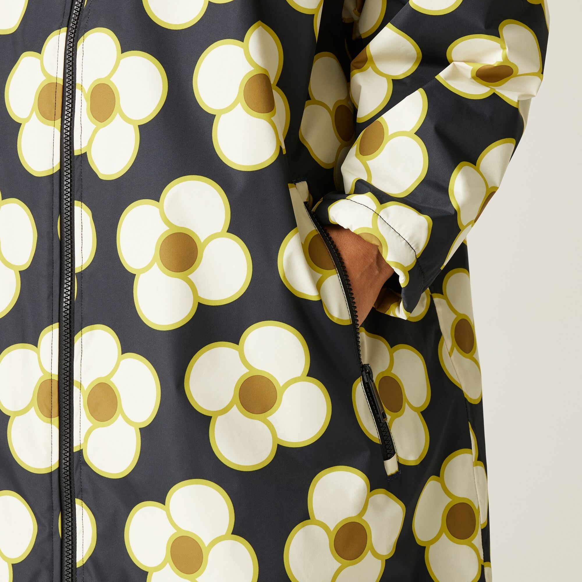 Orla Kiely Waterproof Changing Robe | Spinning Flower Black