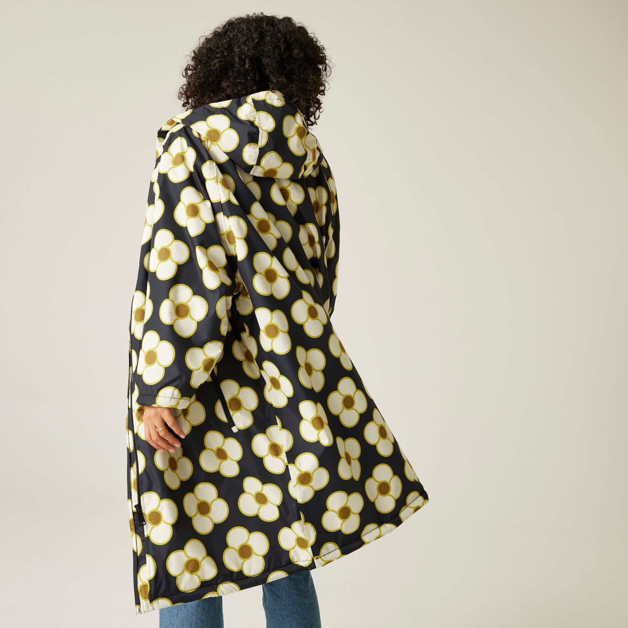 Orla Kiely Waterproof Changing Robe | Spinning Flower Black