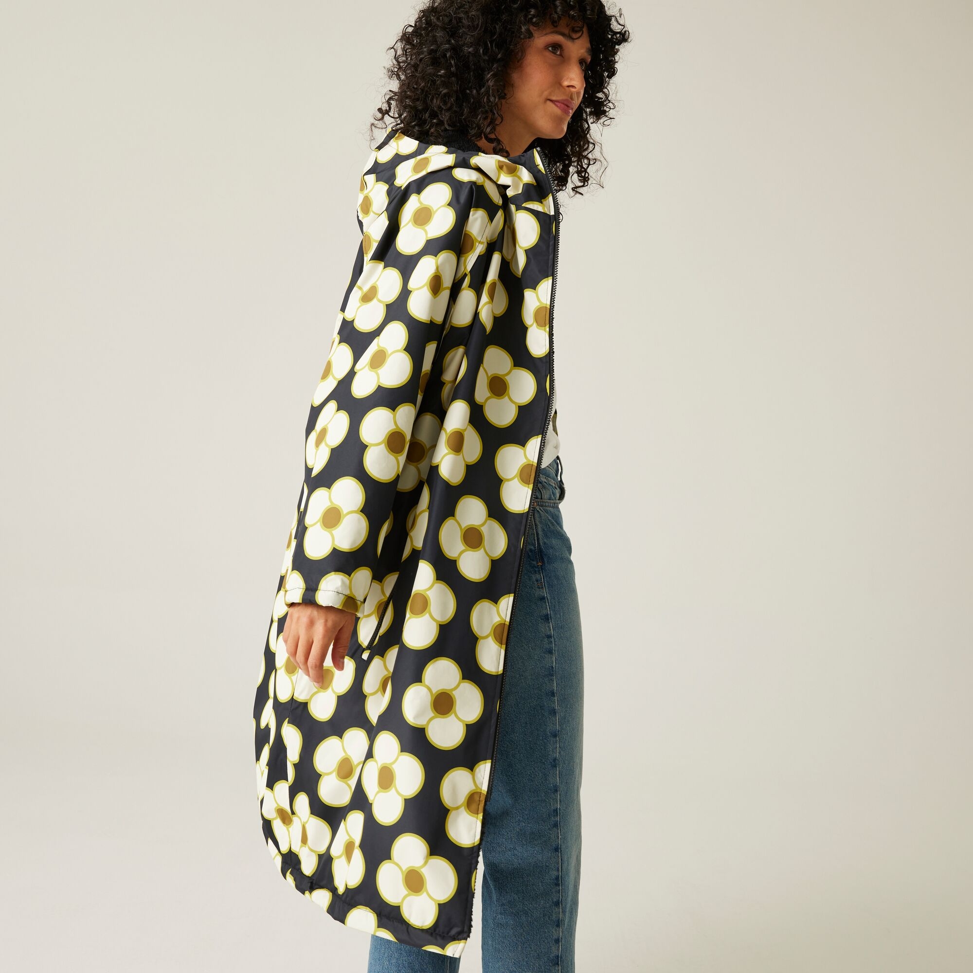 Orla Kiely Waterproof Changing Robe | Spinning Flower Black