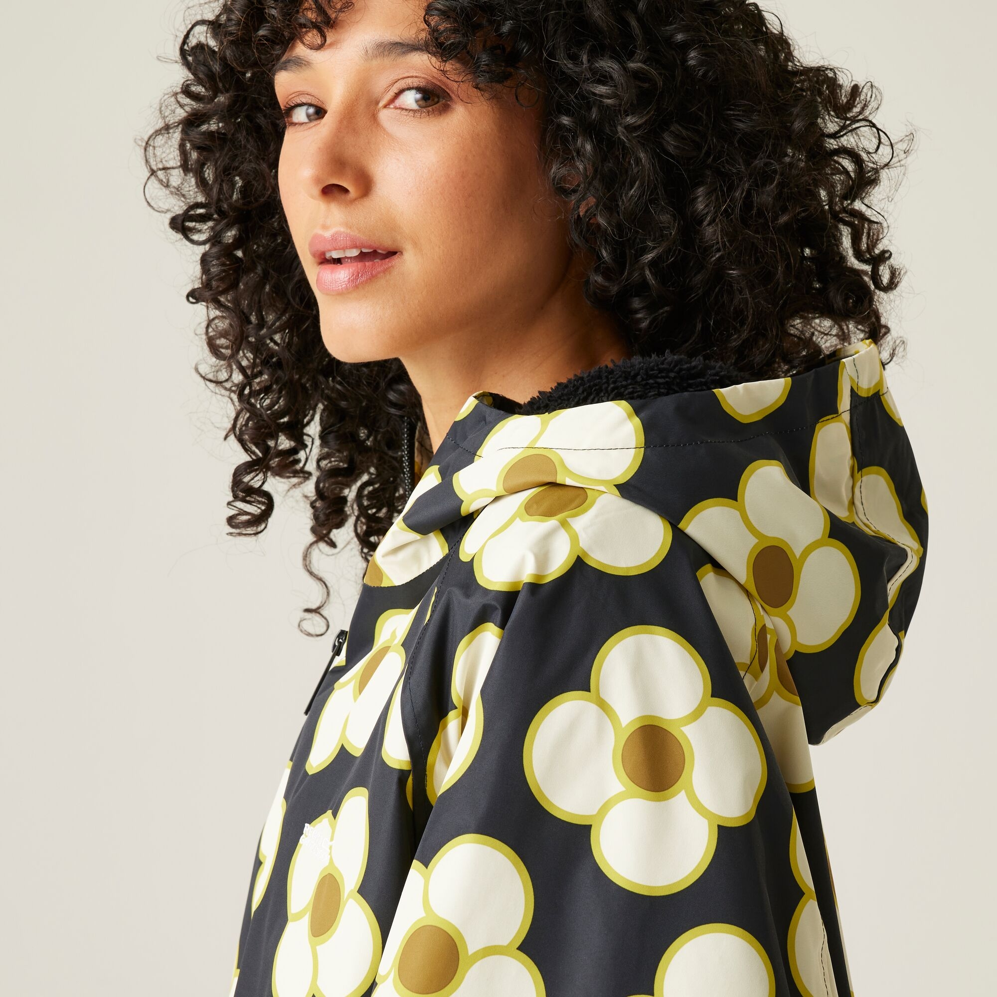Orla Kiely Waterproof Changing Robe | Spinning Flower Black
