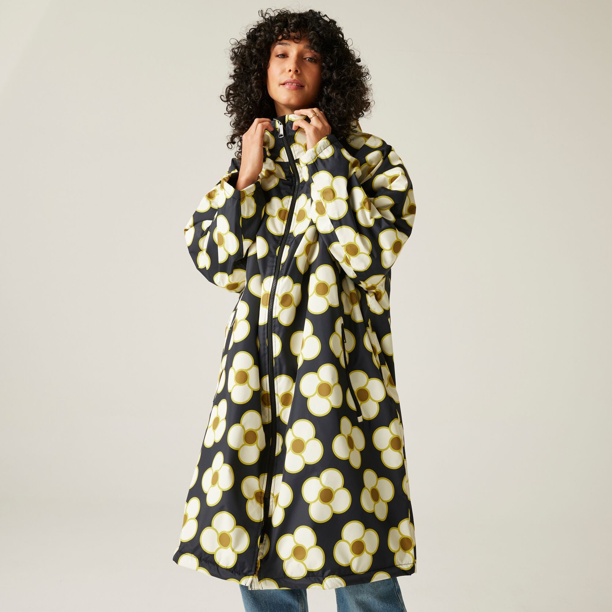 Orla Kiely Waterproof Changing Robe | Spinning Flower Black