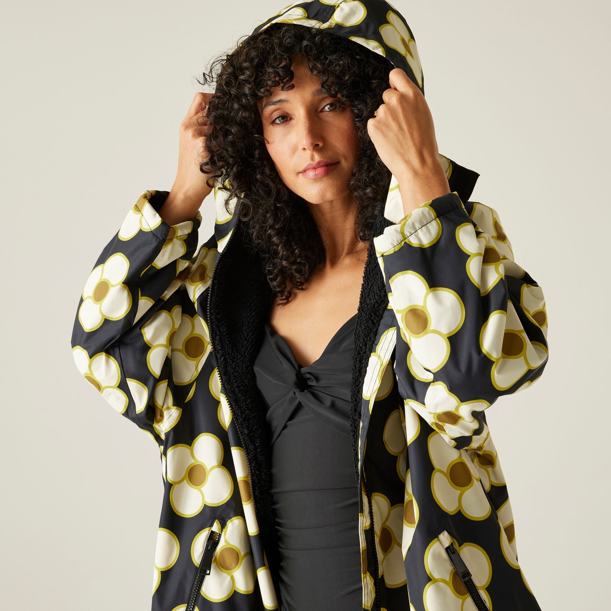Orla Kiely Waterproof Changing Robe | Spinning Flower Black