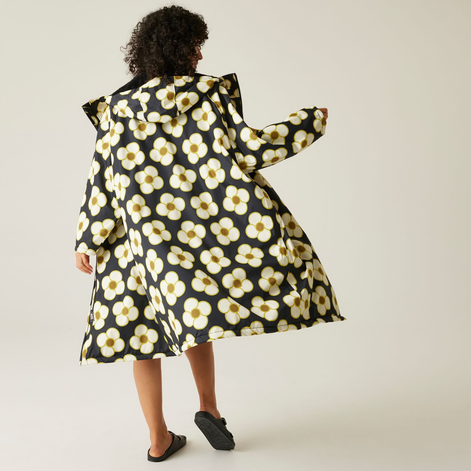 Orla Kiely Waterproof Changing Robe | Spinning Flower Black