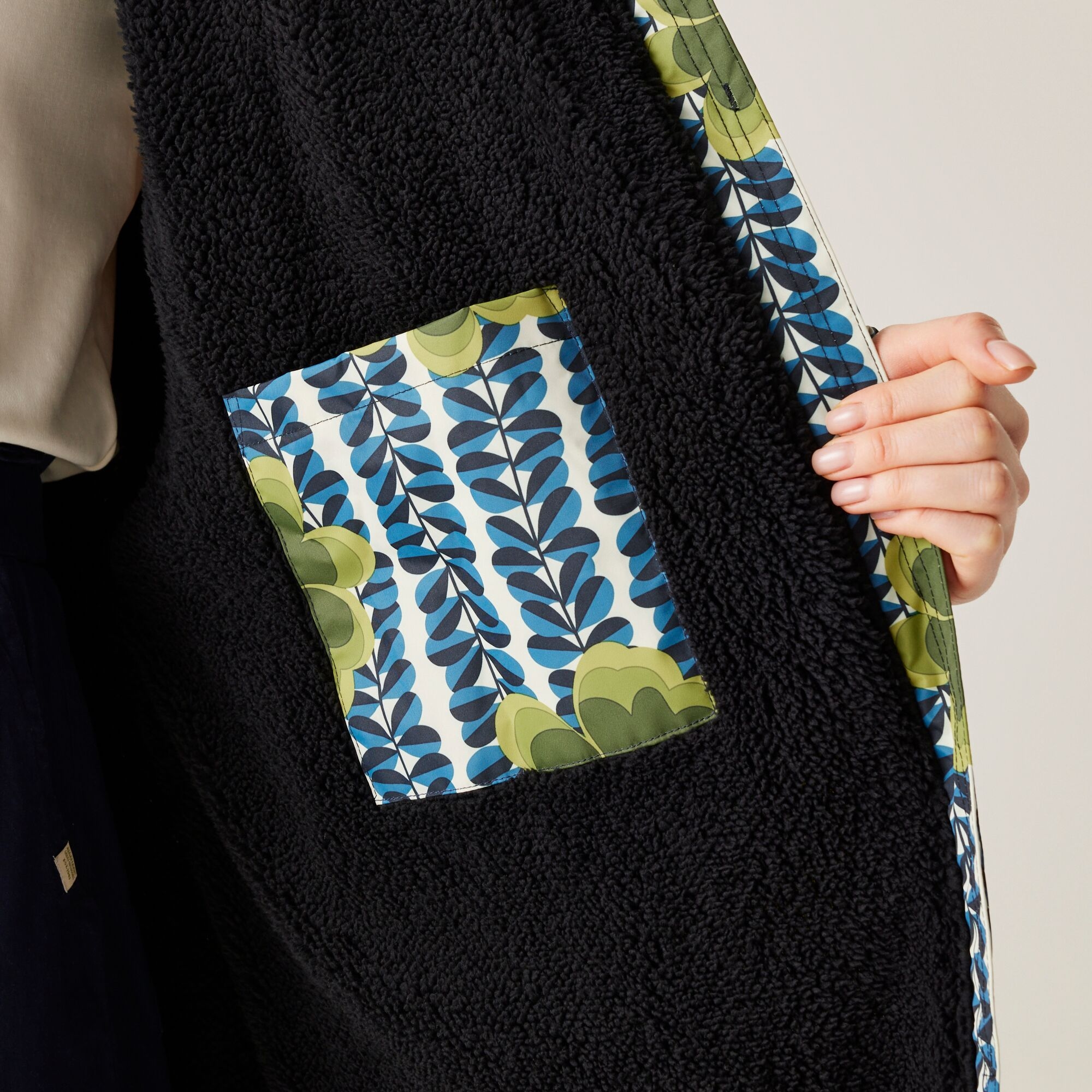Orla Kiely Waterproof Changing Robe | Lotus Olive