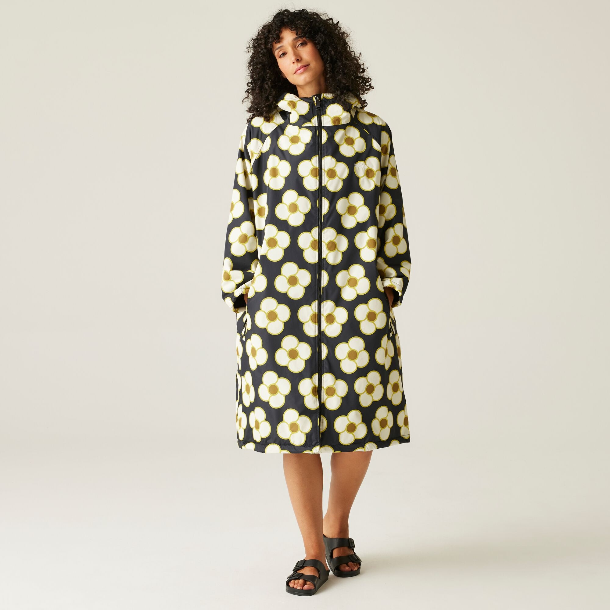 Orla Kiely Waterproof Changing Robe | Spinning Flower Black
