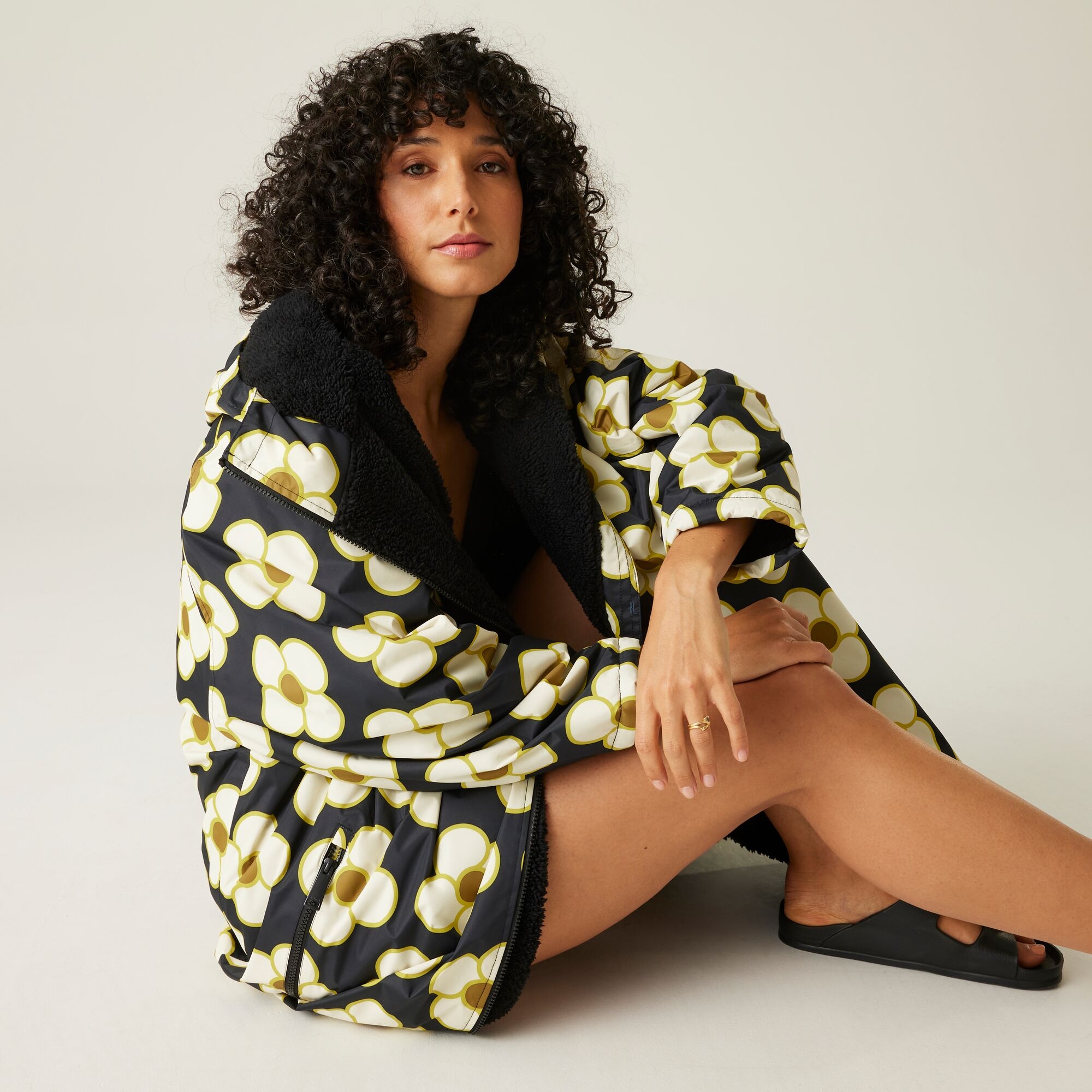 Orla Kiely Waterproof Changing Robe | Spinning Flower Black
