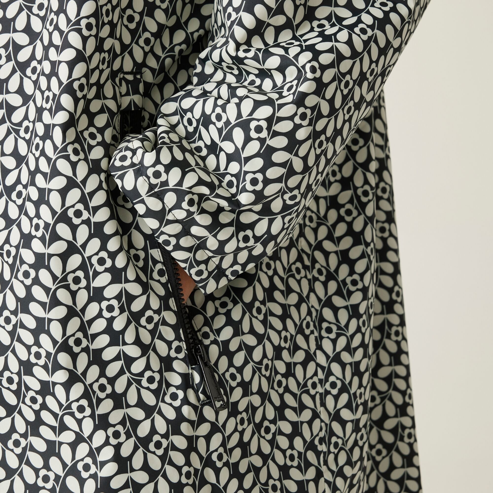 Orla Kiely Waterproof Changing Robe | Jasmine Flower Black
