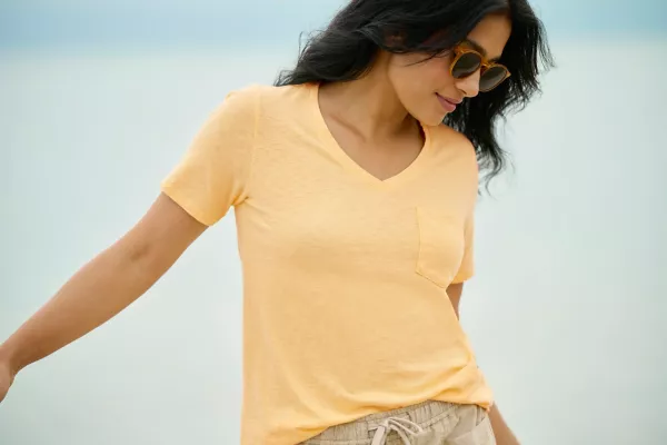 Canyon Garment-Dyed V-Neck Short-Sleeved Tee