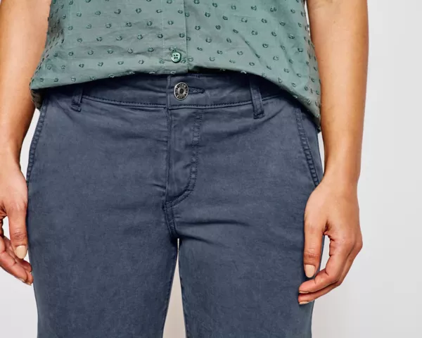 Kut from the Kloth® Stretch Twill Catherine Boyfriend 7" Shorts