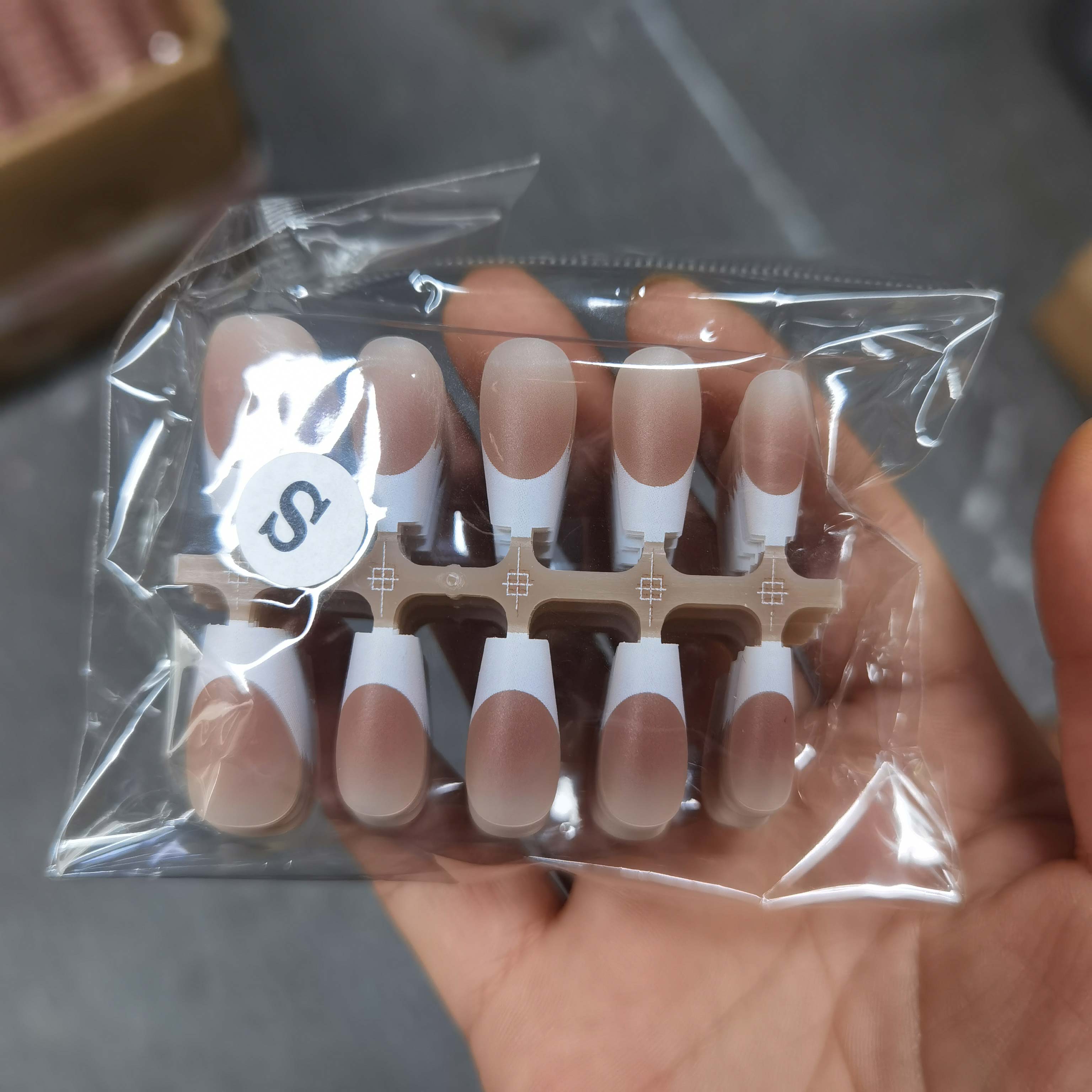 Nude blush nail art stickers, simple medium-sized false nail stickers, full coverage matte and glossy false nails, suitable for women and girls, 24 pieces per pack.