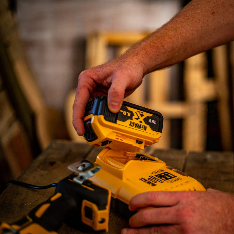 DeWalt DCMHT563 18V XR 55cm Cordless Hedge Trimmer 1 x 5.0Ah