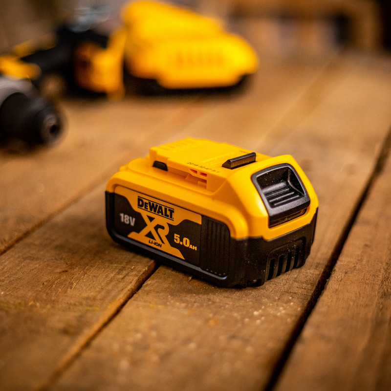 DeWalt DCMHT563 18V XR 55cm Cordless Hedge Trimmer 1 x 5.0Ah