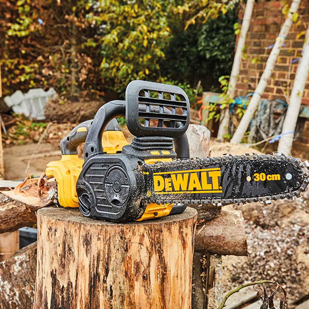 DEWALT 18V XR Brushless 30cm (12") 1x5Ah Chainsaw Kit DCM565P1-XE