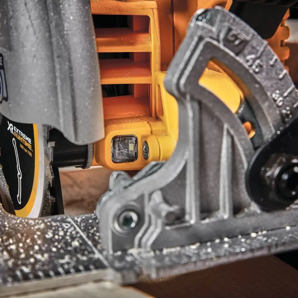 DEWALT 18V Brushless XR FLEXVOLT Advantage 6.0AH Circular Saw Kit DCS573T1-XE
