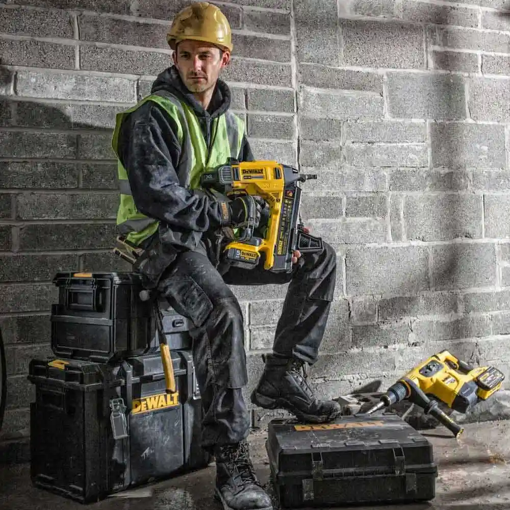 DEWALT 18V XR Brushless 2 x 5.0Ah Concrete Nailer Kit DCN890P2-XE