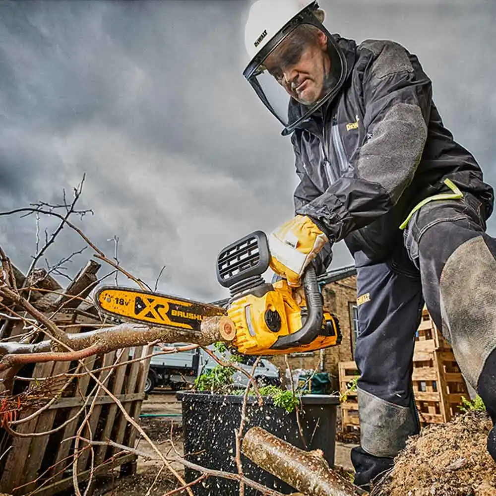 DEWALT 18V XR Brushless 30cm (12") 1x5Ah Chainsaw Kit DCM565P1-XE