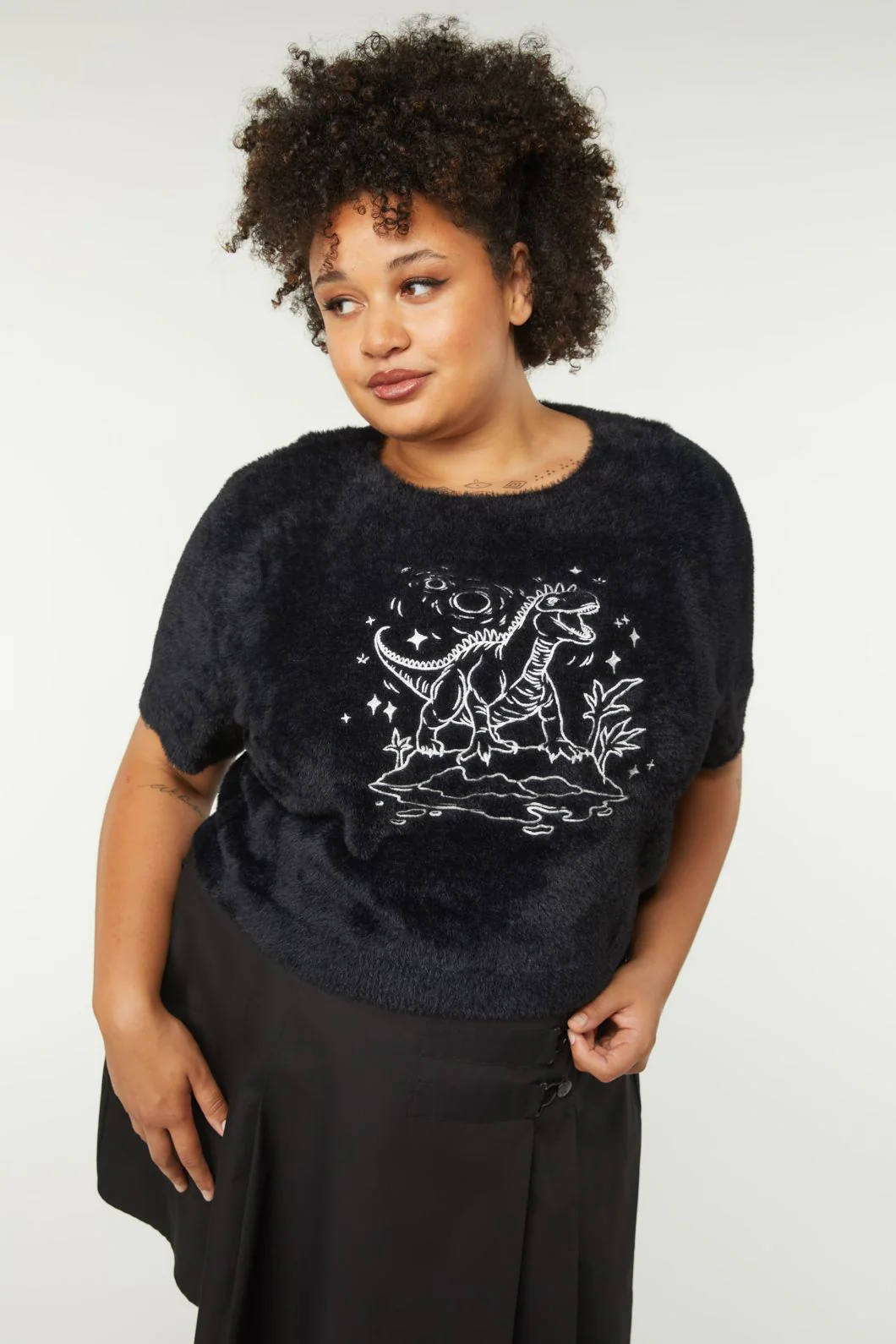 Curve Triassic Embroidery Fluffy Knit